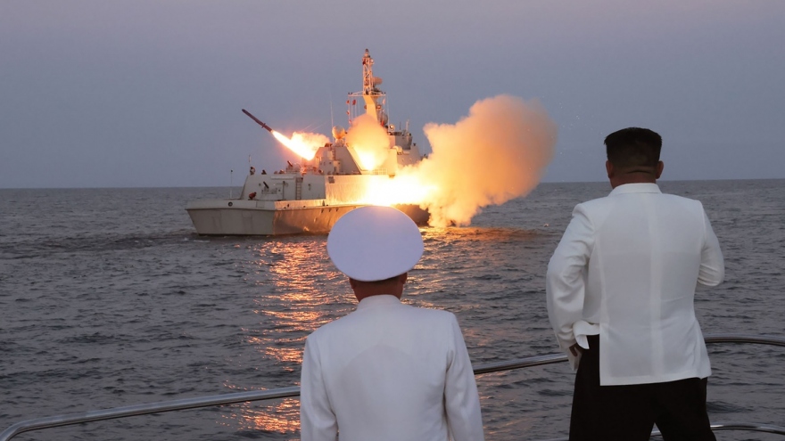 Ông Kim Jong Un thị sát thử tên lửa, gửi thông điệp cứng rắn tới Mỹ - Hàn